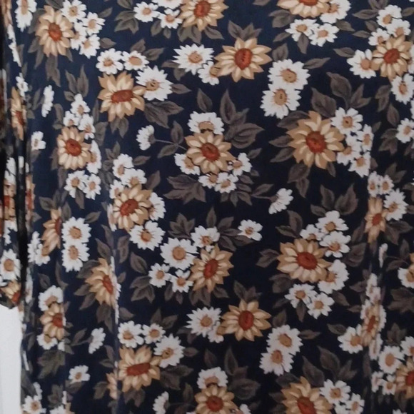 💙🏍cute floral top - Picture 4 of 7